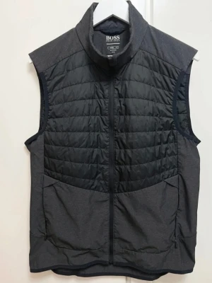Hugo Boss dunväst  - Hugo Boss dunväst, slim fit. Storlek L (passar även M). Sparsamt använd och i mycket bra skick. Nypris 2299kr.