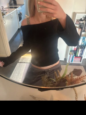 Svart off shoulder stickad tröja - Snygg svart off shoulder tröja som jag tyvär inte vet vart ifrån då lappen är av. Den är i ny skick och i storlek S