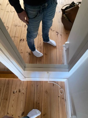 Slim fit blå jeans med tvättade detaljer - Snygga slim fit jeans i blå denim med tvättade och slitna detaljer. Klassisk femficksmodell och låg midja. Perfekta för en avslappnad och trendig look.