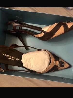 Karen millen slip ons - Använda en gång i cirka 10 min. Säljes pga att jag tyvärr inte kan gå i dom då klacken är väldigt smal. Original kartong finns kvar 💞