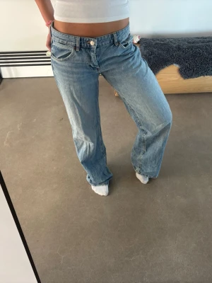 Lågmidjade jeans - Lågmidjade vida jeans från Zara. Storlek 38