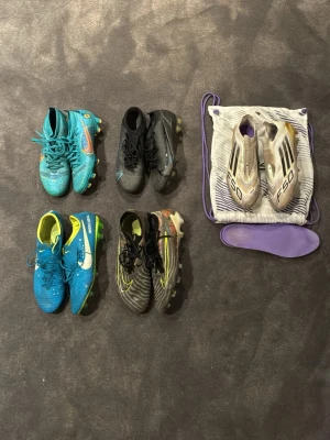 Flera par fotbollsskor Nike & Adidas - Säljer fyra par fotbollsskor från Nike och Adidas. Hör av er ifall ni är intresserade så får ni veta mer om priser 👍👍storlek 42 eller 43 på alla skor 