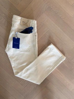 Jacob Cohen Jeans - Säljer dessa sjukt feta jeans från Jacob Cohën, de perfekta jeansen nu till våren. Nyskick !(används fåtal gånger). Dessa är i storlek 32, men passar även 31. Nypris: 5499kr. Mitt pris: 1599kr! Vid köp ingår tags samt en scarf från Jacob Cohën. (Pris går att diskutera) 