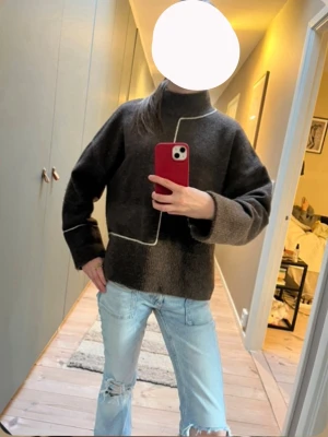Brun stickad tröja från Zara🤍 - En brun stacks tröja med ett vitt streck i mitten😽Inget är s