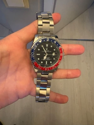 Rolx - Säljer en blå röd klocka med röd blåa färger likt pepsi. EJ ANVÄND, Skickas samma dag ⚡️