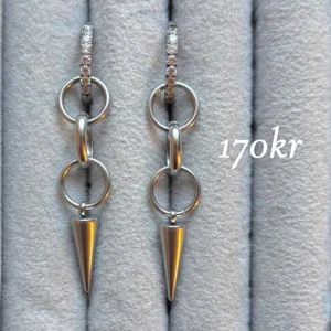 Silvriga örhängen med kedjor och spikes - Par 