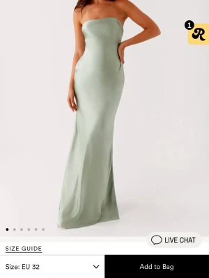 Ljusgrön axelbandslös långklänning - Säljer en elegant ljusgrön långklänning med axelbandslös design och figurnära passform. Perfekt till bal! Nypris 1000kr + tull därav mitt pris, Kan tänka mig att gå ner i pris vid snabbt köp! 💚