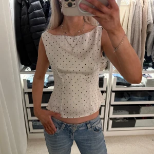 Polka dot satin topp - Snygg prickig / polka dot topp i glansigt satin material💕💕 dragkedja på sidan