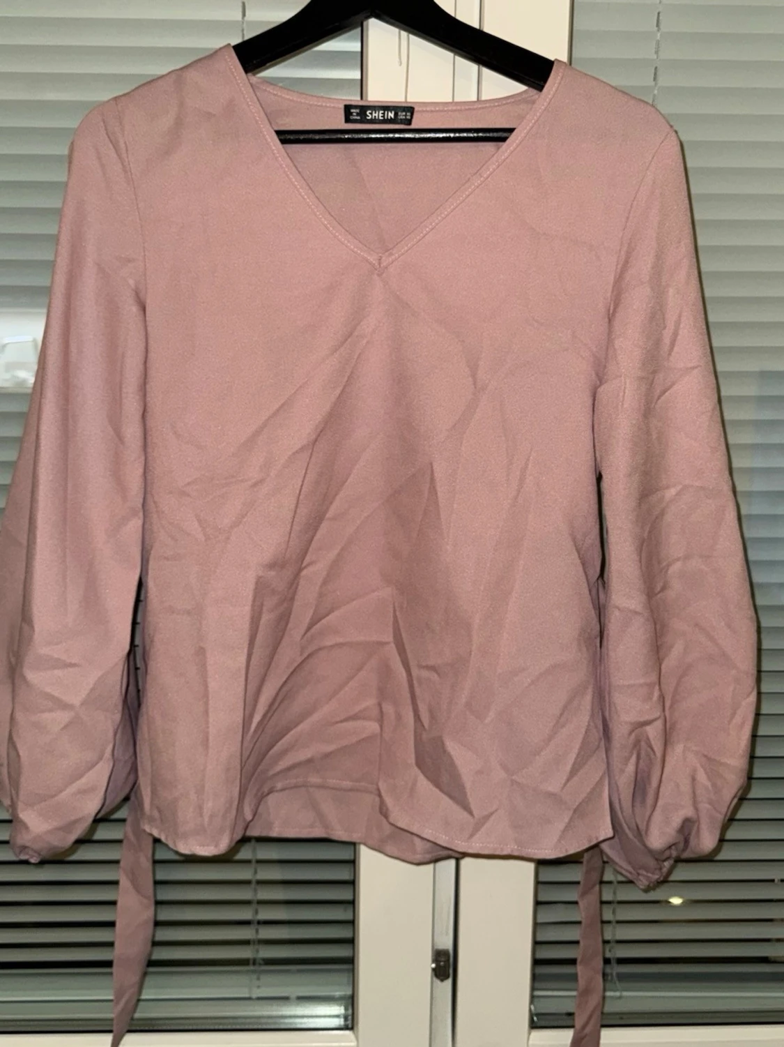 Ljusrosa blus med V-ringning från SHEIN - 1