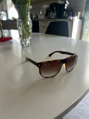 Rayban boyfreind  - Säljer mina rayban boyfriends då jag inte känner att jag kommer använda dom mer. Knappt använda inga defekter och fodral medkommer. Kom privat vid fler frågor!