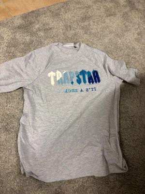 Grå Trapstar t-shirt  - Bra skick knappast använd. Storlek M. För fler bilder eller frågor är de bara att skriva 