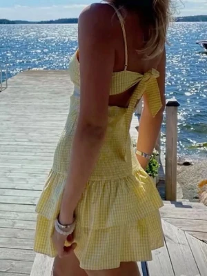 Gul rutig volangklänning med rosett - Jätte gullig ljusgul sommarklänning med rosett i ryggen från Zara💛 använd fåtal gånger!💕