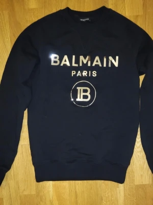 Svart Balmain Paris sweatshirt - Orginal tröja från Balmain Paris i mycket fint skick storlek S 