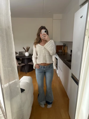 True Religion - Fina unika jeans från True Religion, knappt använda🩷.           Midja rakt över: 41 cm Innerben: 82 cm 