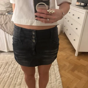 Jeans kjol - Står storlek M men skulle säga att de mer är en S, färgen är svart grå 