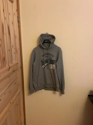 Jack & Jones Hoodie  - En väldigt snygg Hoodie från Jack & Jones i färgen grå. Hoodien är i väldigt bra skick skulle säga 8/10 🤩 Storlek S men passar även    Storlek M 🙌.                                                            Hör av er vid mera frågor/bilder 🙌🤝 