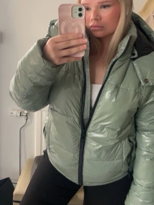 Ljusgrön pufferjacka  - Säljer en ljusgrön pufferjacka då jag har en annan jacka, jättevarm och vattentät