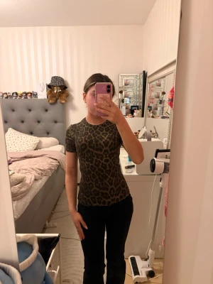 Leopardmönstrad tight topp - Jätte fin leopard mönstrad T-shirt som är figursydd. I ny skick använd Max 3 gånger 
