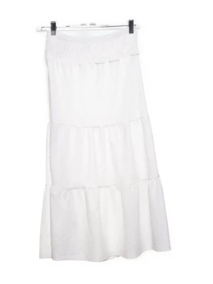 Vit långkjol från Gina tricot - Säljer denna fina långkjol från Gina tricot då den blivit för kort, inga defekter!! Perfekt för sommaren💞