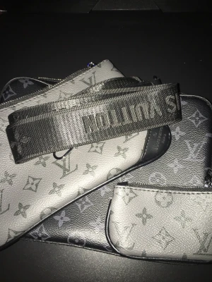 Väska  - Fraktar inom 24 timmar. Kmr med en dustbag 