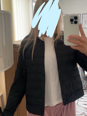 Uniqlo jacka - Säljer denna jättesnygga vår jackan från uniqlo köpte för 750kr säljer pågrund av att den inte kommer till användning inga defekter och bara använd få gånger🖤