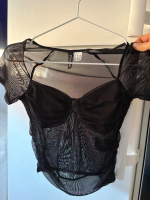 Svart mesh topp  - Snygg svart mesh topp i storlek XS, aldrig använd 