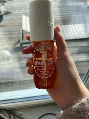 Sol de Janeiro Brazilian Crush Mist - Fräsch body mist från Sol de Janeiro med doft av karamelliserad vanilj och macadamia. Flaskan är brunorange med vit kork och har en modern, stilren design. Perfekt för dig som vill ha en söt och varm doft som sticker ut. Parfymen är knappt använd då jag inte är ett stort fan utan karamell/ vanilj dofter❤️