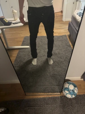 Svarta slim jeans från Nudie Jeans - Säljer ett par svarta slim fit jeans från Nudie Jeans. Klassisk femficksmodell med snygg passform och diskreta sömmar. Tillverkade i mjukt denimtyg som sitter skönt hela dagen. Perfekta för dig som gillar stilrena och tidlösa jeans.