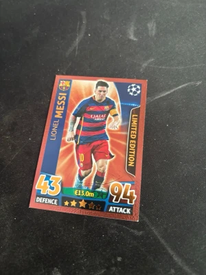 Match Attax Limited Edition Messi-kort - Säljer ett Match Attax Limited Edition samlarkort med Messi från FC Barcelona. Kortet har färgstark design med blå, röd och gul färg, samt UEFA Champions League-logga. Perfekt för dig som samlar på fotbollskort eller gillar fotboll.