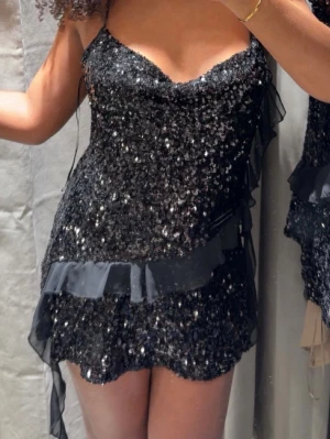 Svart glittrig paljettklänning - Festklänning, glitterklänning, paljettklänning från zara