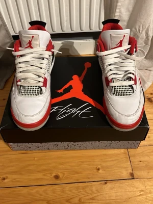 Nike Jordan 4s fire red - 100% äkta köpta på plugmeplease i Stockholm. Dem är i rätt så bra skick. Skriv vid minsta lilla fråga!!!