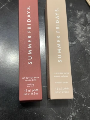 Summer Fridays Lip Butter Balm duo - Två läppbalsam från Summer Fridays i smakerna Vanilla Beige och Vanilla. Förpackningarna är i beige och rosa toner och innehåller 15 g vardera. Båda är veganska och kommer i snygga, minimalistiska kartonger. Perfekt för dig som vill ha återfuktade och mjuka läppar.