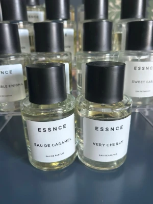 ESSNCE Eau de Parfum duo - Två parfymer från ESSNCE 50 ml/st. Eau de Caramel och Very Cherry. Perfekt för dig som gillar gourmandparfymer. Ordinarie pris 720 kr. Endast testsprutad ett fåtal ggr.