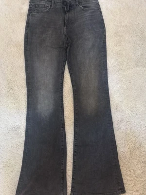 Gråa bootcut jeans med hög midja från Bherska - Säljer ett par gråa bootcut jeans med hög midja 💗