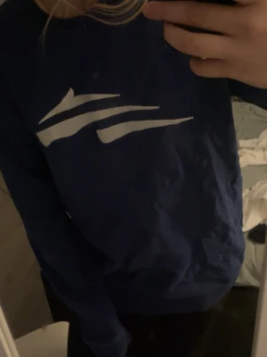 Blå hoodie med vitt tryck - Säljer en mysig hoodie/crewneck💙 Mörkblå med vitt tryck. Extremt skön att gå runt i. Loose fit och storlek XXL💙