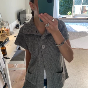 Söt kortärmad kofta - Jag säljer en jättefin grå kortärmad kofta, som är köpt på Designer’s. Jag säljer den då den inte kommer till  användning. Den är i perfekt skick. Storlek S-M. Skriv om det finns några frågor💕🥰 (Pris går att diskutera, lånade bilder)