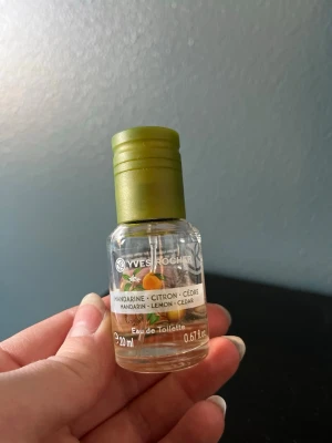 Yves Rocher Mandarine Citron Cèdre EdT - Fräsch Eau de Toilette från Yves Rocher med doft av mandarin, citron och ceder. Flaskan är genomskinlig med grön plastkork och rymmer 20 ml. Perfekt för dig som gillar citrus och träiga toner.
