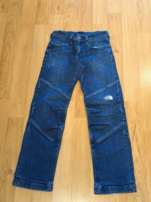 The North Face jeans - Sällsynta the north Face jeans från 90s Liknade jeans går enbart att hitta på grailed för 90$ plus Straight passform Storlek 30 men passar 31 Skriv gärna om du har frågor!!
