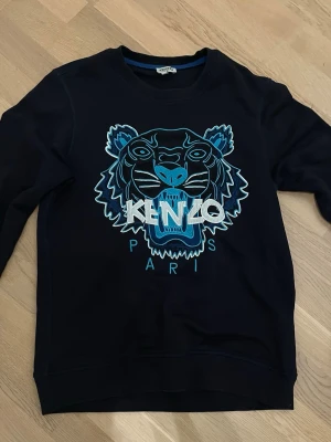Kenzo sweatshirt  - Tröjan kommer inte till användning längre. Den är väldigt bra skick. Priset kan diskuteras ‼️
