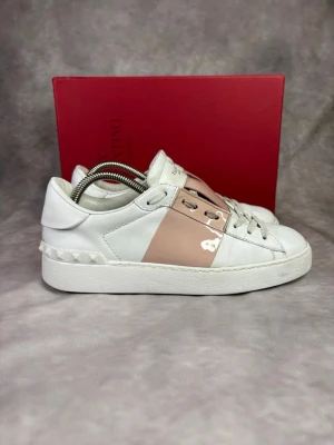 Rosa Valentino Open Skor - Stl 37,5 - Fina Valentino skor i rosa, perfekt till våren och sommaren! 🌷🏖️ | Mycket bra skick: 8,5/10 | Storlek: 37,5 | Ingår: endast skorna | Nypris: Ca 5000kr | Självklart äkta.  Hör av dig vid frågor // Galgen 🫡