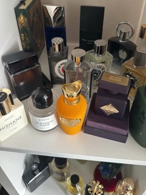 Parfymkollektion med exklusiva märken - Stor parfymkollektion med exklusiva märken som Chanel, Nishane, Byredo, Dolce & Gabbana, Jean Paul Gaultier och Xerjoff. Flakongerna varierar i färg och form, från klassiskt svart och genomskinligt till färgstarka och unika designer. Perfekt för dig som vill ha variation och lyxiga dofter. Priset beror på märket o hur mycket ml kvar i flaskan/ 