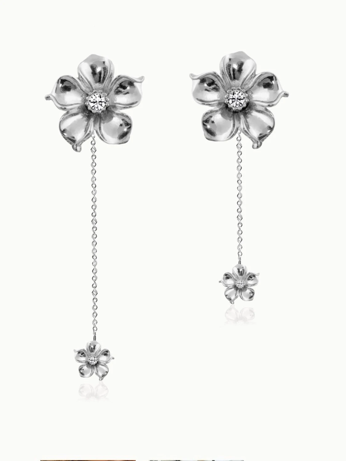 Silvriga blomörhängen med kedja