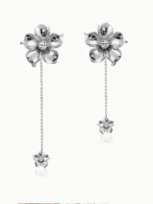 Silvriga blomörhängen med kedja - Säljer dessa blom örhängena från ioaku, helt nya i nyskick. Nypris är 599kr. Skriv vid minsta fråga.