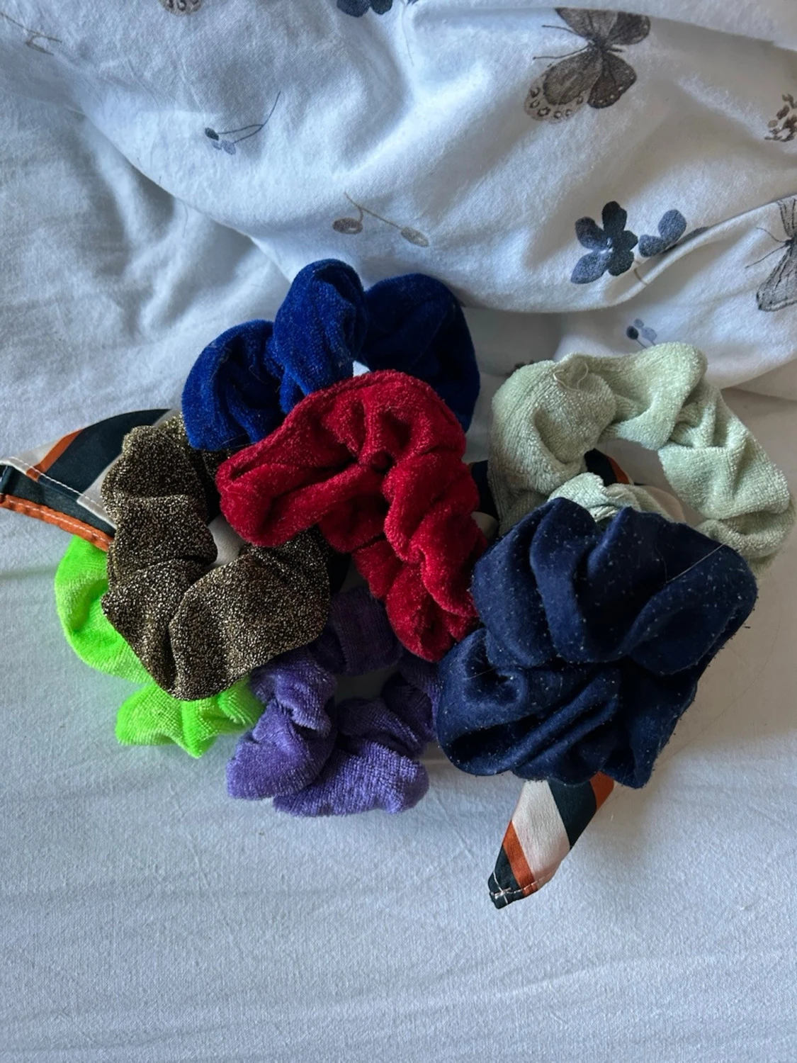 Färgglada scrunchies i olika material