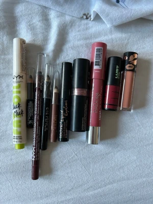 Smink kit från NYX, Isadora m.fl. - Säljer ett blandat kit med läpprodukter från NYX, Isadora, Technic och Lust. Innehåller läppenor, eyeliner, eye Pencil, läppstift och läppglans  i nyanser av nude, rosa, vinrött och brunt. Perfekt för dig som vill testa olika färger och märken.