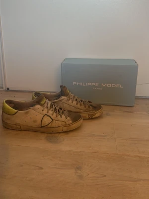 Philippe model - Säljer dessa Philippe model skorna köpta från zgander. Allt org följer med. Självklart äkta✅skriv vid extra bilder eller funderingar. Kan gå ner i pris. Mvh KS Collective