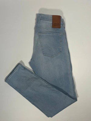 Replay anbass jeans hyperflex - Säljer ett par riktigt snygga och trendiga Replay anbass jeans med hyperflex och i väldigt bra skick, storlek 30/32, vid frågor är det bara att skriva //Gramenti