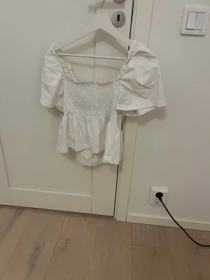 Sommar topp  - Väldigt söt topp med öppen rygg