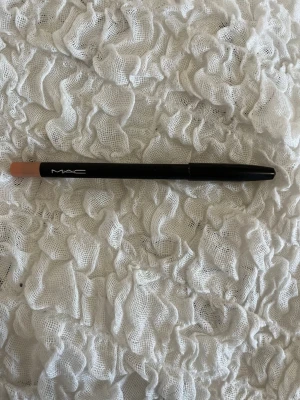 MAC läppenna Nothing Sexier nude - MAC läppenna i färgen Nothing Sexier, en snygg nude nyans som passar perfekt för att definiera och forma läpparna. Sparsamt använd 