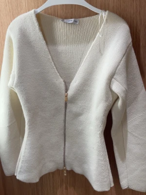 Söt kofta från mango - Jättefin kofta från mango🥰Mycket bra skick och nypris 599! Färgen är krämvit